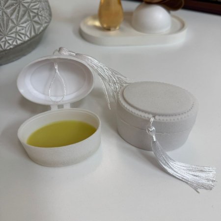 علب بلاستيك مخمل مع كريم شمع العسل