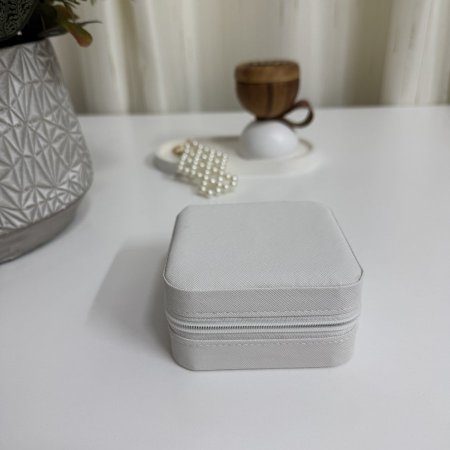 شنتة اكسسوارات شكل مربع لون أبيض