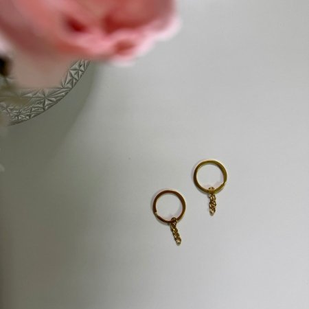 تعليقة مدالية باللون الدهبي