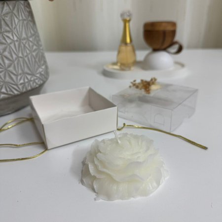 شمعة شكل وردة لون ابيض + علبة كرتون مزينة "شغل جاهز"