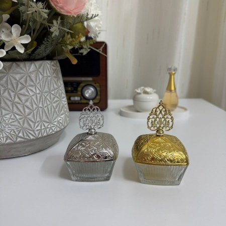 علبة زجاج مع غطاء معدن تصميم كتير مميز