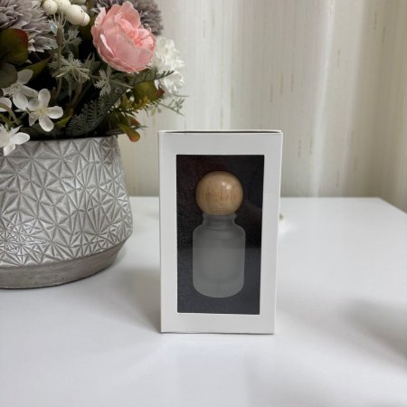 علبة عطر بشكل مميز في علبة كرتون سحب