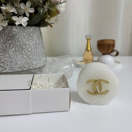 شمعة معطرة بتصميم شانيل وتفاصيل متقنة جدًا مع علبة سحب