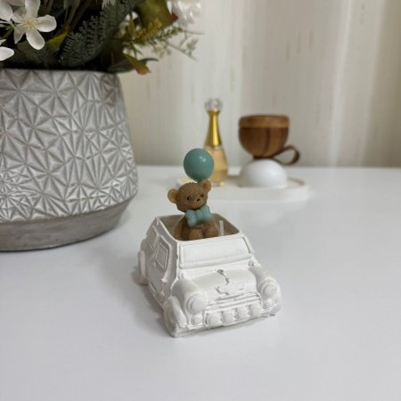 شمع شكل دبدوب وبالون بداخل سيارة جبصين "شغل يدوي"