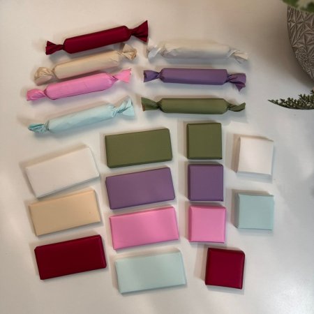 شوكولاتة مغلفة جاهزة بورق التغليف الخاص وبطريقة متقنة جدًا