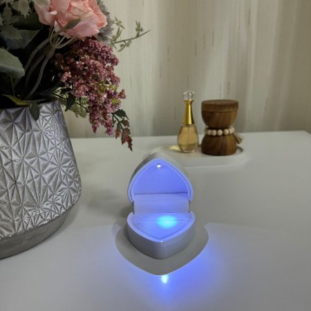 علبة محابس شكل قلب مع اضاءة