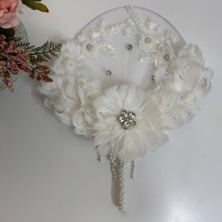 مروحة العروس الفخمة جدًا "بتعطي جو كتير حلو للبرومو"