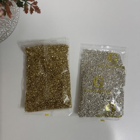 زجاج مكسر باللونين الفضي والدهبي