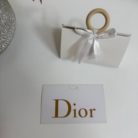 لواصق Dior لكيس الكرتون العريض المميز