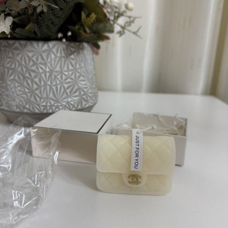 شمعة معطرة على شكل جزدان شانيل مع علبة سحب