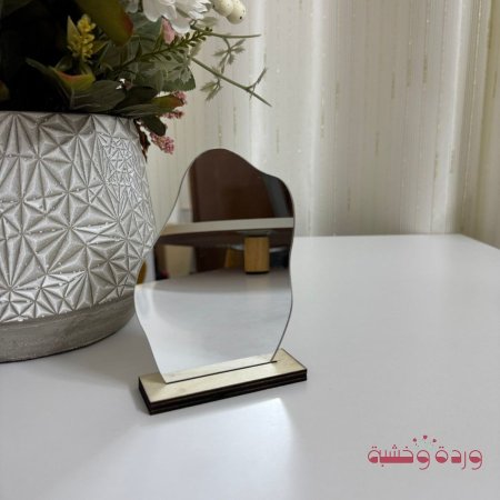 العنوان مرايا ترندات مع قاعدة بأشكال جدًا مميزة