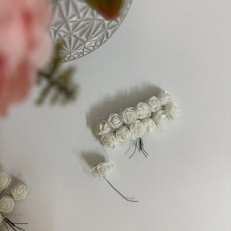 ورد فلين حجم صغير لون أبيض