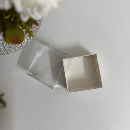 علب كرتون شكل مربع